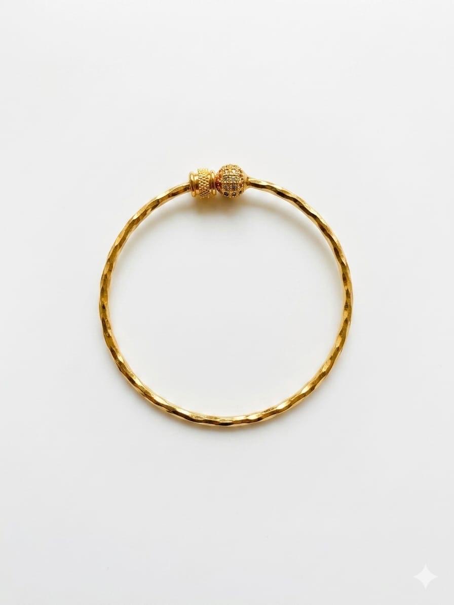 47835d97-3d6f-4736-ab73-5b60943b1018-1.jpeg Golden bracelete - Image 1